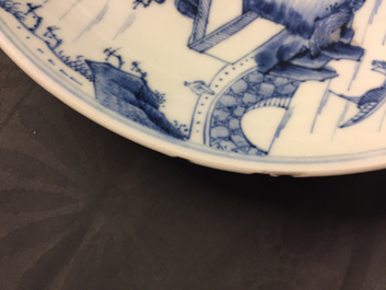 Une assiette en porcelaine de Chine bleu et blanc &agrave; d&eacute;cor de paysages, Kangxi, vers 1660