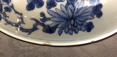 Une assiette en porcelaine de Chine bleu et blanc &agrave; d&eacute;cor de paysages, Kangxi, vers 1660