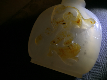 A fine Chinese agate snuff bottle with Liu Hai, 18/19th C.
