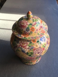 Een Chinese dekselvaas met famille rose millefleurs decor, Qianlong merk, 20e eeuw