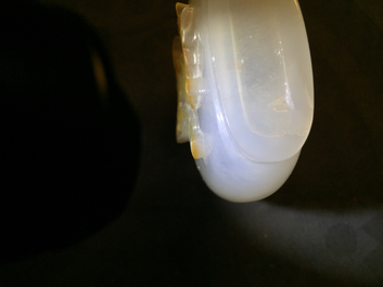 A fine Chinese agate snuff bottle with Liu Hai, 18/19th C.