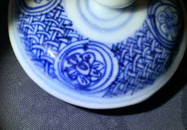 Een Chinese blauw-witte kraak wijnpot met deksel, Ming, Wanli