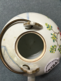 Une th&eacute;i&egrave;re en porcelaine de Chine famille rose &agrave; d&eacute;cor de gar&ccedil;ons jouants, 19&egrave;me