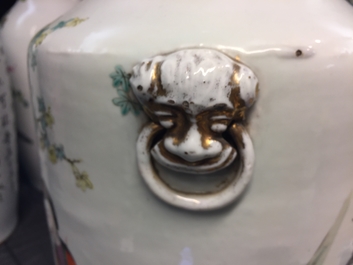 Une paire de vases en porcelaine de Chine famille rose aux dames dans un jardin, 19/20&egrave;me