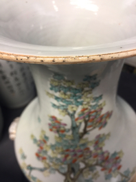 Une paire de vases en porcelaine de Chine famille rose aux dames dans un jardin, 19/20&egrave;me