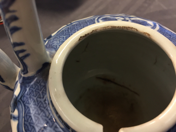 Een Chinese blauw-witte kraak wijnpot met deksel, Ming, Wanli