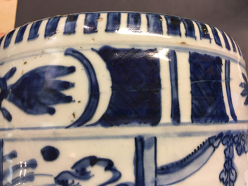 Een Chinese blauw-witte wierookbrander, Ming, Wanli