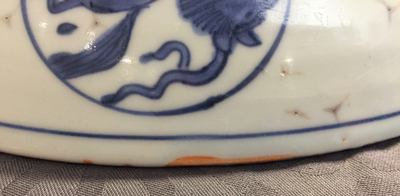 Een Chinese blauw-witte schotel met kraanvogels, Ming, Jiajing