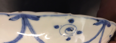 Een paar Chinese blauw-witte kommen met pioenslingers, Chenghua merk, Ming