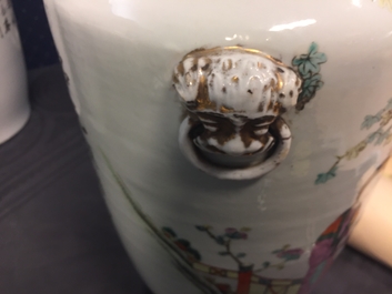 Une paire de vases en porcelaine de Chine famille rose aux dames dans un jardin, 19/20&egrave;me
