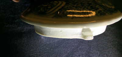 Een Chinese blauw-witte kraak wijnpot met deksel, Ming, Wanli