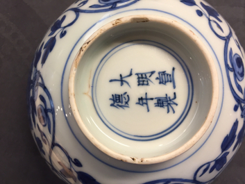 Een paar Chinese blauw-witte kommen met pioenslingers, Chenghua merk, Ming