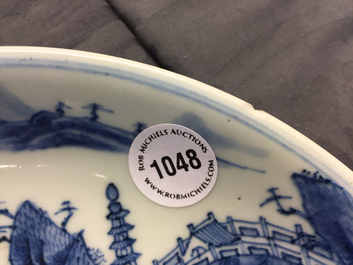 Een fijn Chinees blauwwit bord met landschapsdecor, Kangxi