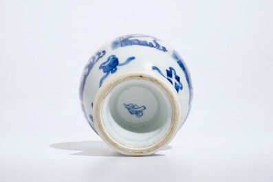 Een Chinees blauwwit vaasje met floraal decor, Kangxi