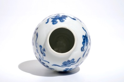 Een Chinees blauwwit vaasje met floraal decor, Kangxi