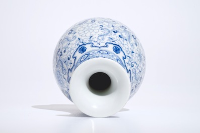 A Chinese blue and white yuhuchunping vase, Qianlong mark, 19/20th C.