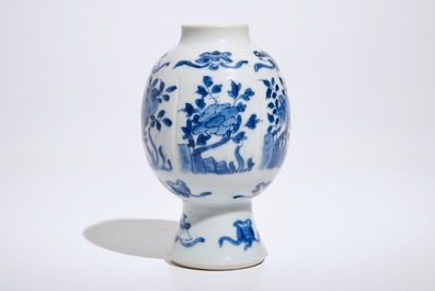 Een Chinees blauwwit vaasje met floraal decor, Kangxi