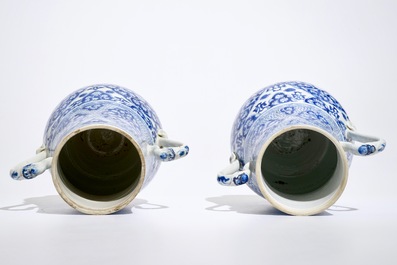 Een paar Chinese blauwwitte urnen met deksels, Kangxi