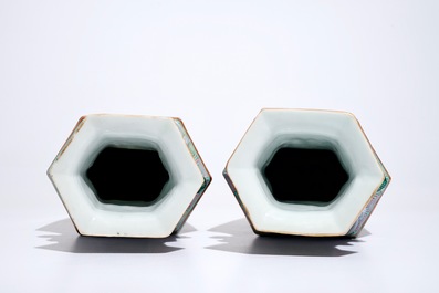 Een paar Chinese hexagonale famille rose vazen, 19e eeuw