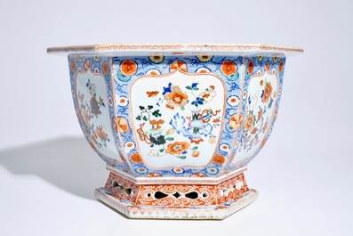Een Chinese hexagonale verte-Imari jardini&egrave;re, Yongzheng