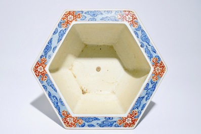Een Chinese hexagonale verte-Imari jardini&egrave;re, Yongzheng