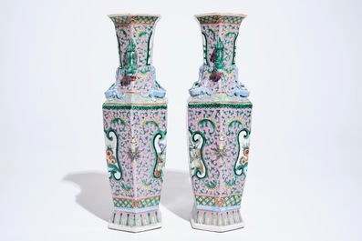 Een paar Chinese hexagonale famille rose vazen, 19e eeuw