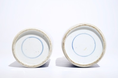 Twee blauwwitte rouleau vazen met horizontale vlakverdeling met draken, Kangxi