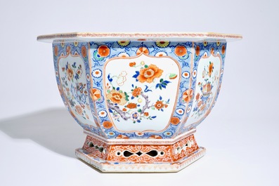 Een Chinese hexagonale verte-Imari jardini&egrave;re, Yongzheng