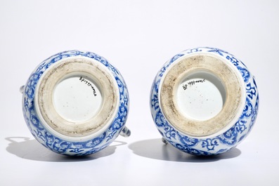 Een paar Chinese blauwwitte urnen met deksels, Kangxi