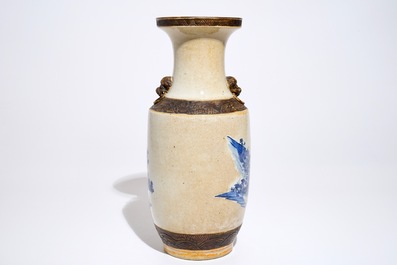 A Chinese Nanking blue and white on crackle-ground vase with deers, 19th C.
