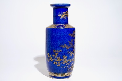 Un vase en porcelaine de Chine bleu poudr&eacute; et dor&eacute;, 19&egrave;me
