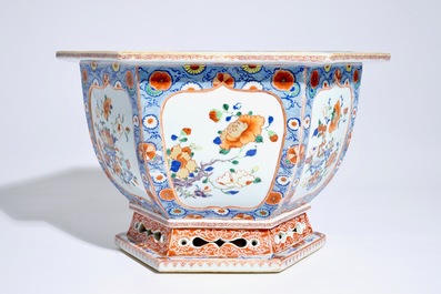 Een Chinese hexagonale verte-Imari jardini&egrave;re, Yongzheng