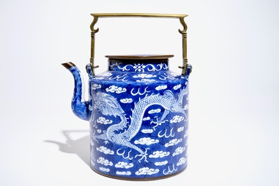 A large Chinese blue and white 'dragons' teapot, 19/20th C.