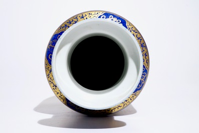 Un vase en porcelaine de Chine bleu poudr&eacute; et dor&eacute;, 19&egrave;me