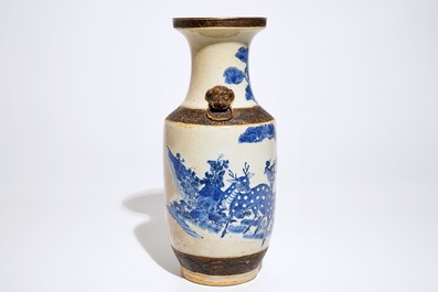 A Chinese Nanking blue and white on crackle-ground vase with deers, 19th C.