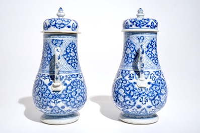 Een paar Chinese blauwwitte urnen met deksels, Kangxi