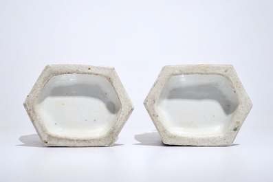 Een paar Chinese hexagonale famille rose vazen, 19e eeuw