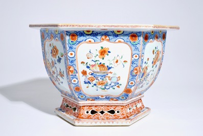 Een Chinese hexagonale verte-Imari jardini&egrave;re, Yongzheng