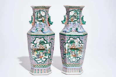 Een paar Chinese hexagonale famille rose vazen, 19e eeuw