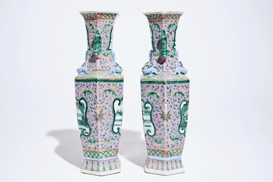 Een paar Chinese hexagonale famille rose vazen, 19e eeuw