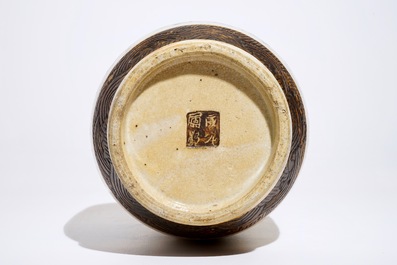 A Chinese Nanking blue and white on crackle-ground vase with deers, 19th C.
