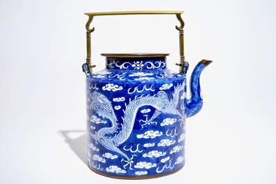 A large Chinese blue and white 'dragons' teapot, 19/20th C.