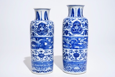 Twee blauwwitte rouleau vazen met horizontale vlakverdeling met draken, Kangxi