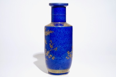 Un vase en porcelaine de Chine bleu poudr&eacute; et dor&eacute;, 19&egrave;me