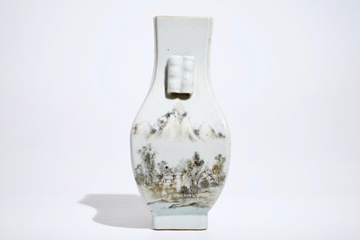 Een Chinese qianjiang cai fanghu vaas, 19/20e eeuw
