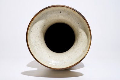 A Chinese Nanking blue and white on crackle-ground vase with deers, 19th C.
