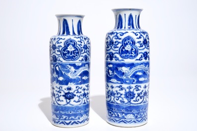 Twee blauwwitte rouleau vazen met horizontale vlakverdeling met draken, Kangxi
