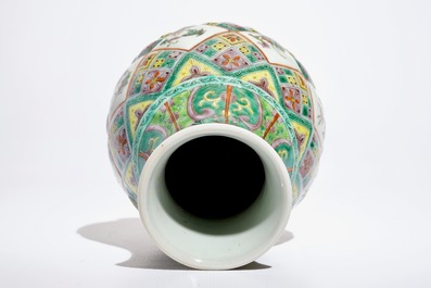 A Chinese famille verte vase with exotic animals, 19th C.