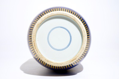 Un vase en porcelaine de Chine bleu poudr&eacute; et dor&eacute;, 19&egrave;me