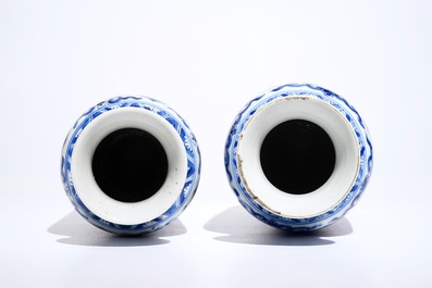 Twee blauwwitte rouleau vazen met horizontale vlakverdeling met draken, Kangxi